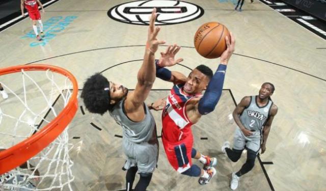 官方赛事平台-奇才生涯首胜！三双没了赢球来了 韦少定律还没断